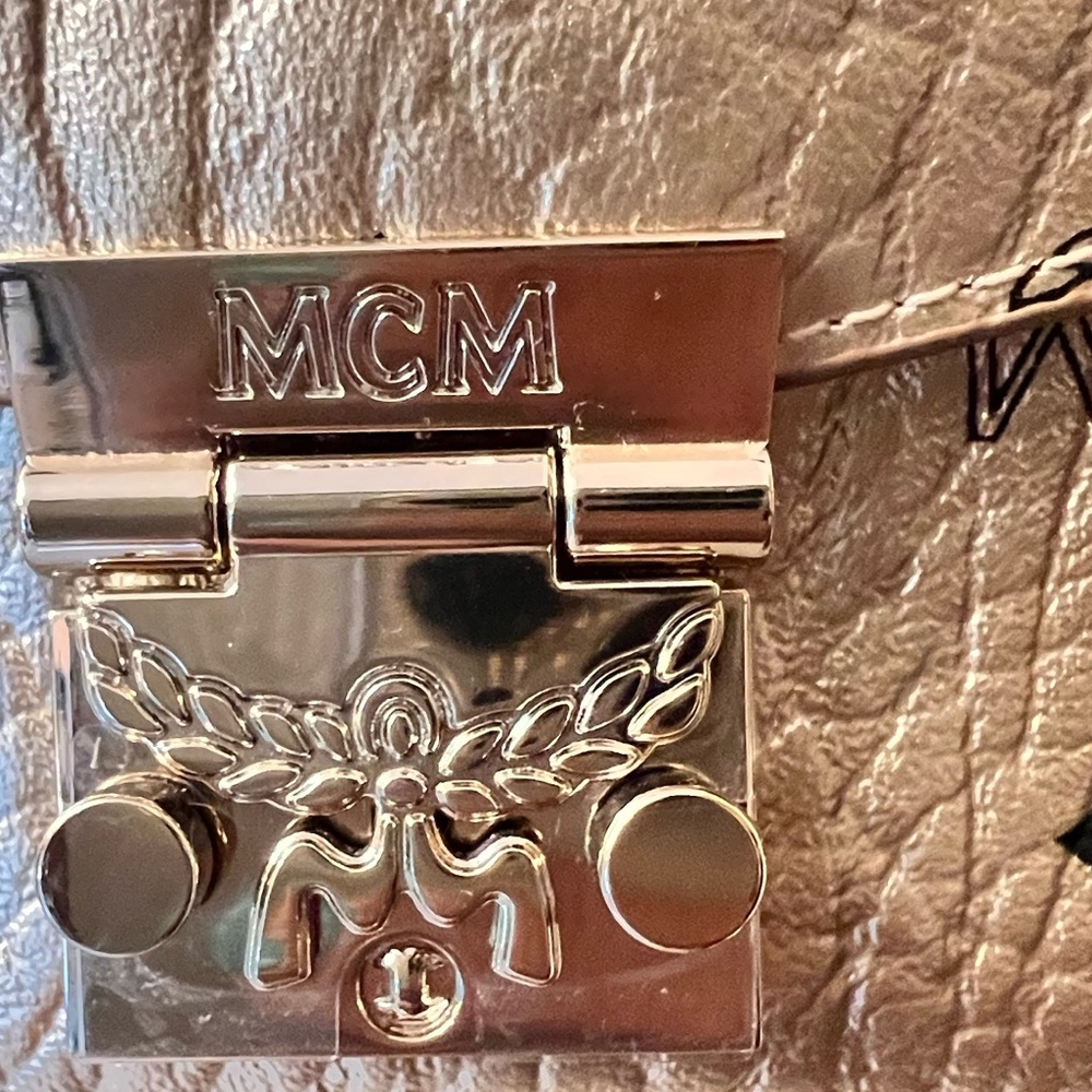 MCM Authentic
Crossbody Wallet & Chain
Canvas and leather
Gold /black MCM logo - Picture 5 of 11